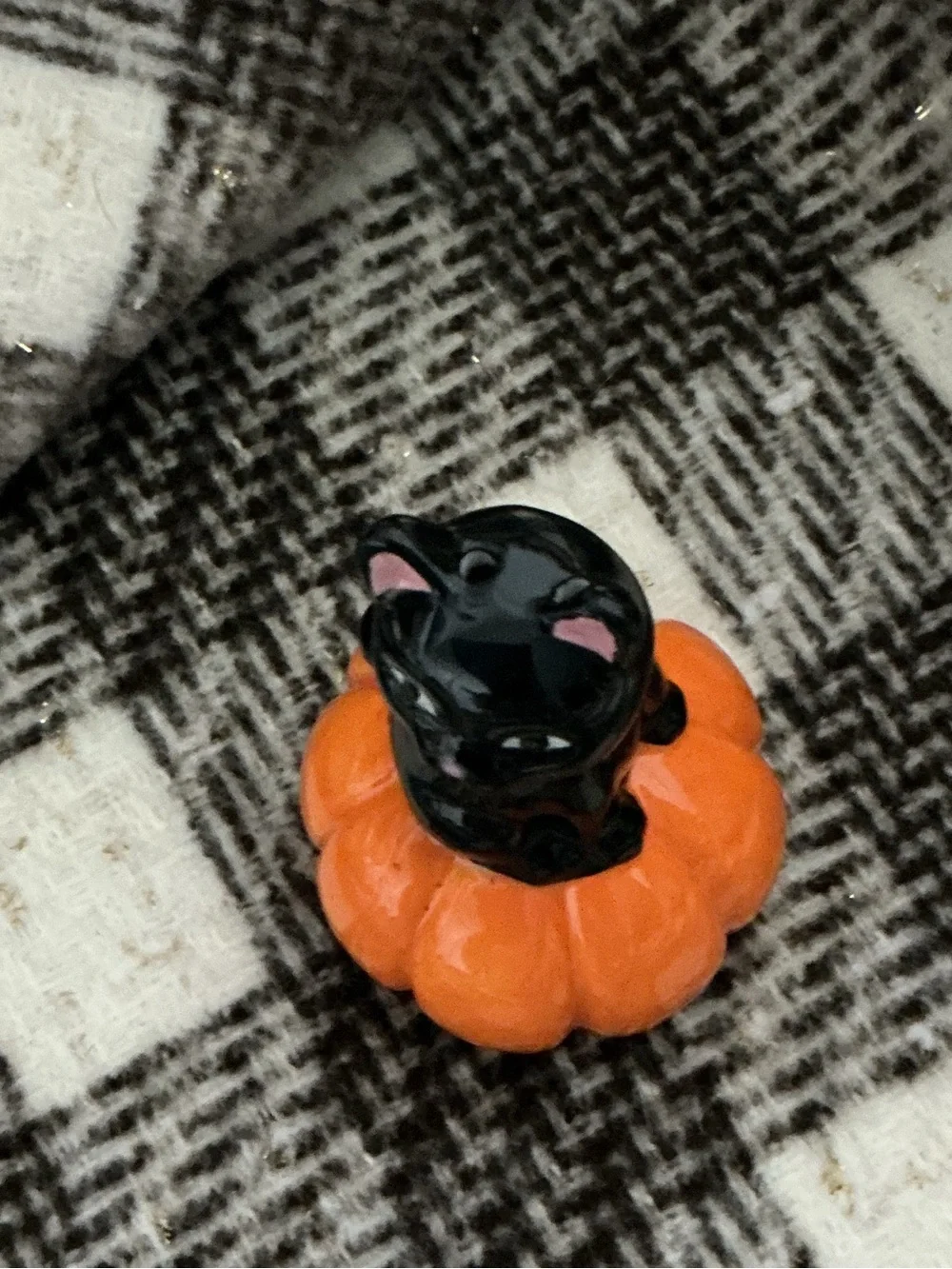 CERAMIC BLACK CAT SALT & PEPPER SHAKER SITTING ON PUMPKIN